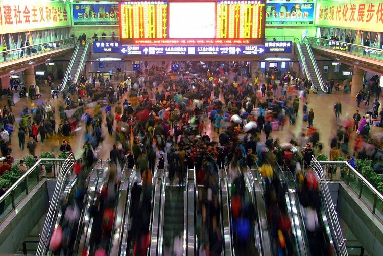 Chinese New Year crowds at Beijing Railway Station. Image by Charlie fong 冯成 / Wikimedia Commons.