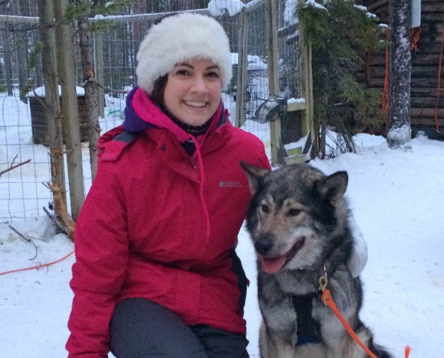 Jane chilling with her new furry friend in Köngäs © Jane Grisman
