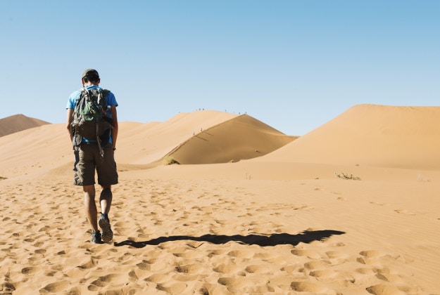 A backpacker in the Namib desert, Africa © Westend61 / Getty Images