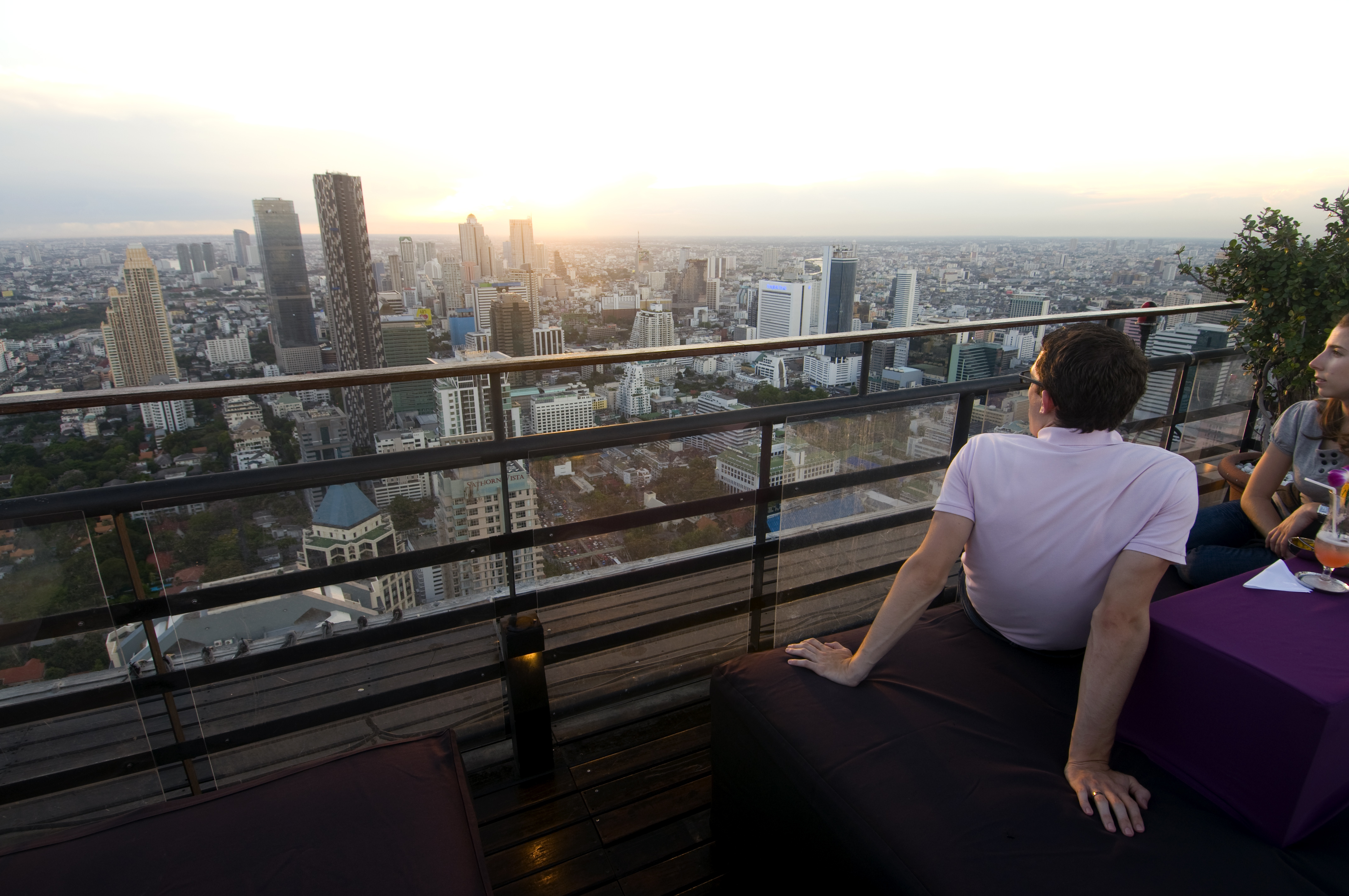 Высокий ресторан в бангкоке на 69 этаже. Бар «лунный». Бар heaven в пекине. Фасад отеля lebua bangkok. Over the moon bar тайланд.