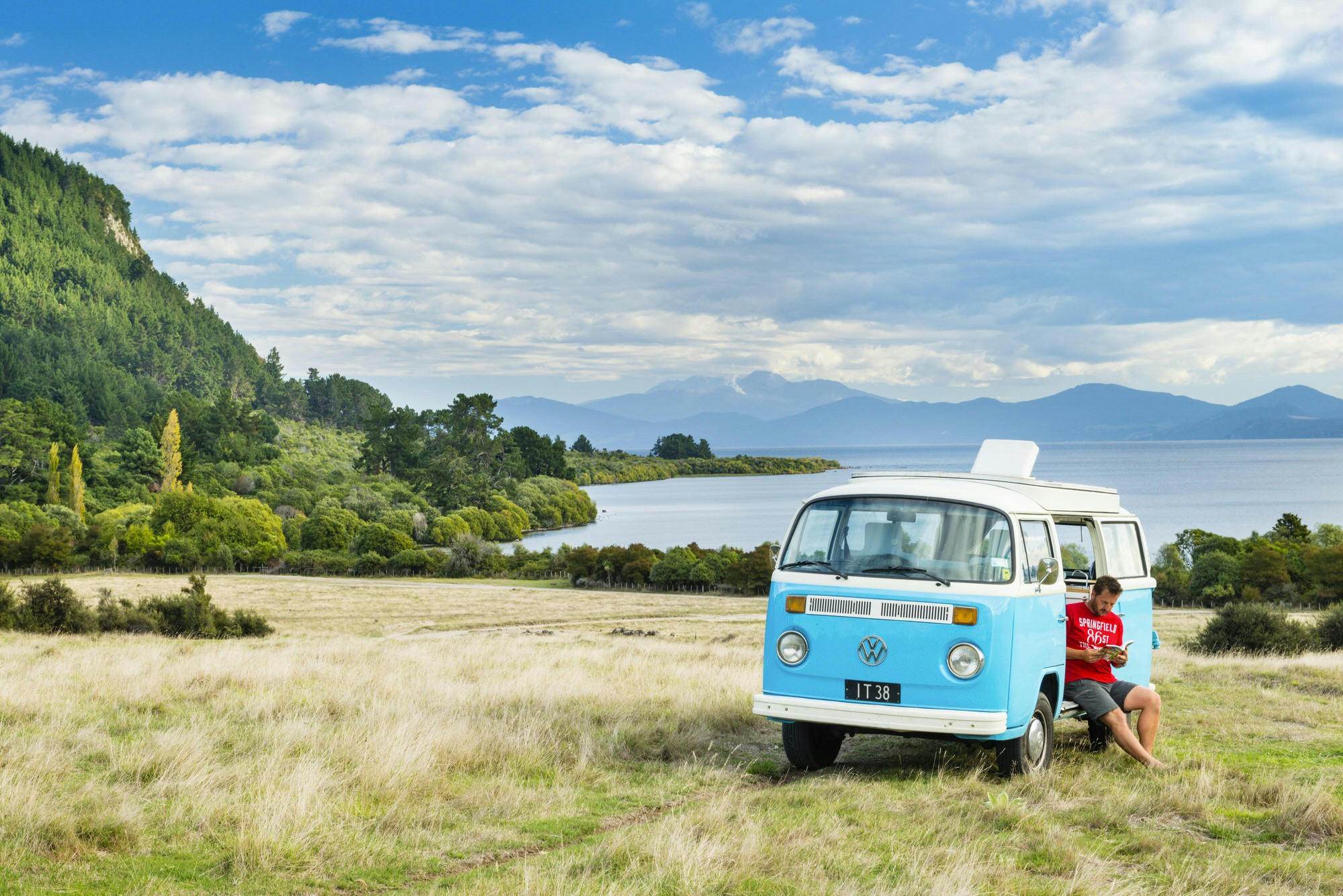Campervan beside Lake Taupo, North Island, New Zealand © Justin Foulkes / Lonely Planet