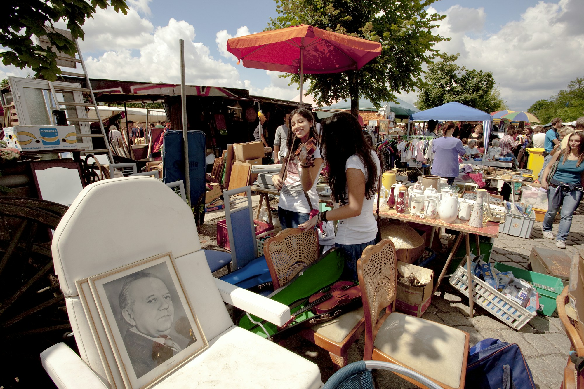 A musical moment amid Flohmarkt im Mauerpark © Günter Steffan / Visitberlin.de