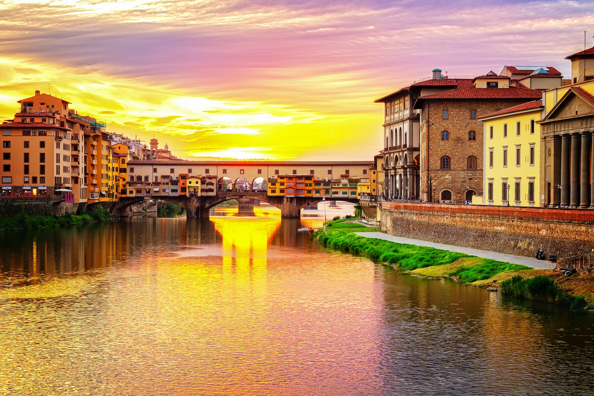 The Ponet Vecchio bridge in Florence, Italy © Food Travel Stockforlife / Shutterstock