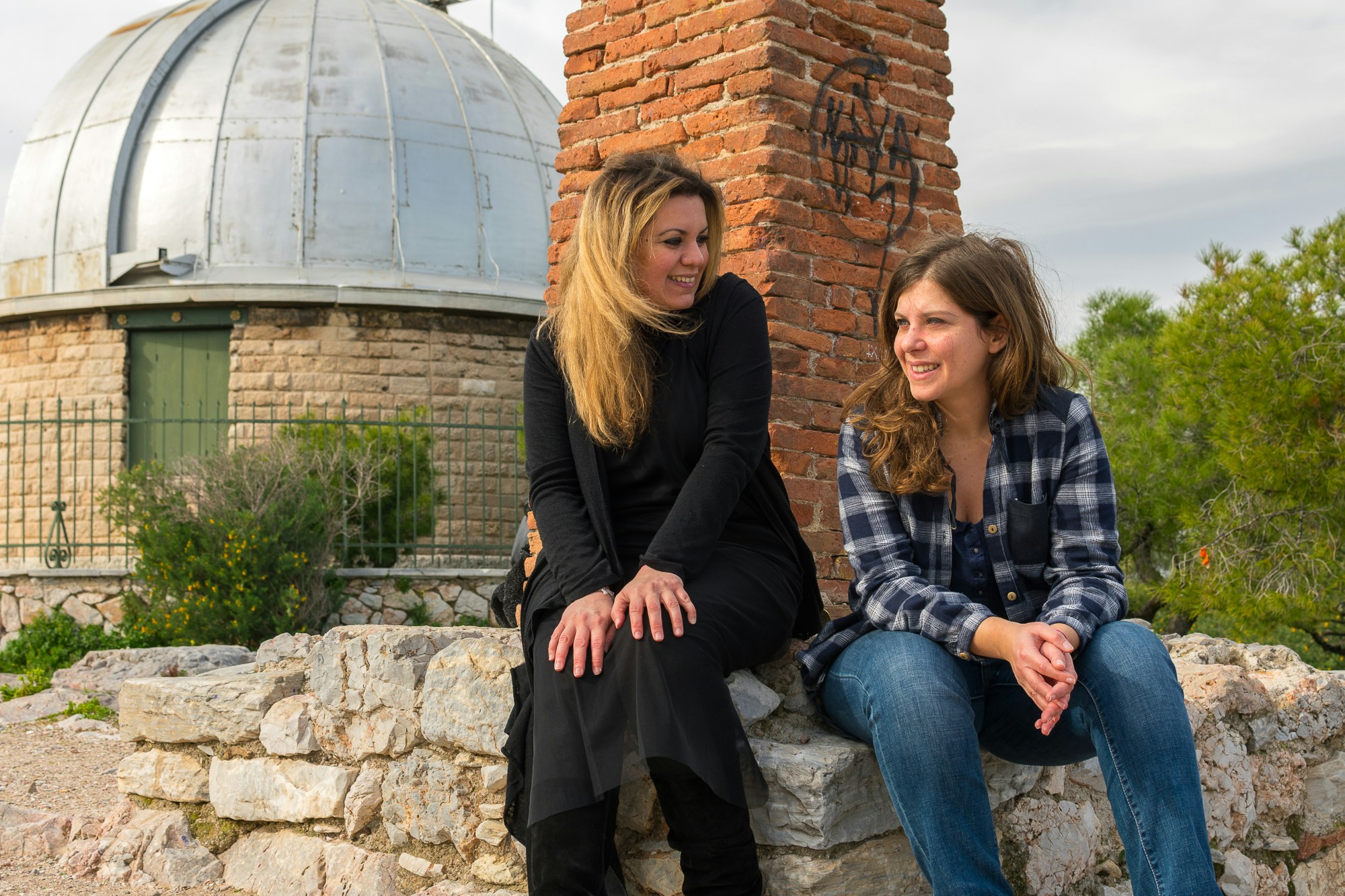 Maria y Katerina explorando su ciudad natal de Atenas 