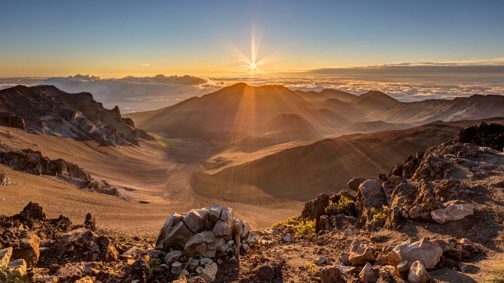 Gunung berapi Halekala saat matahari terbit | Foto: Pierre Lecrecc / Shutterstock