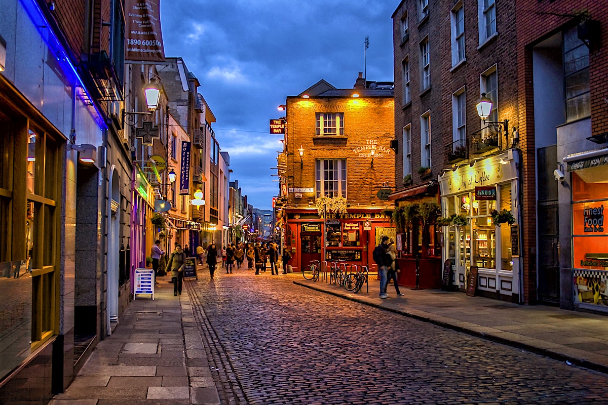 Temple bar district in Dublin at night.